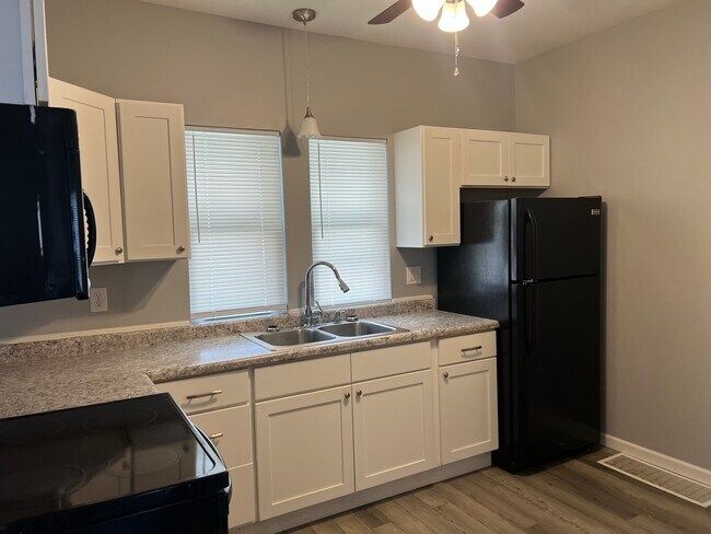 Foto del edificio - 306 E Main St