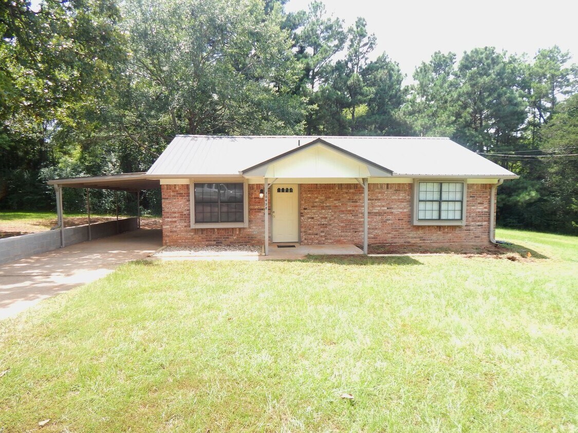 Primary Photo - Country Living-City Close! Updated 2 Bedro...
