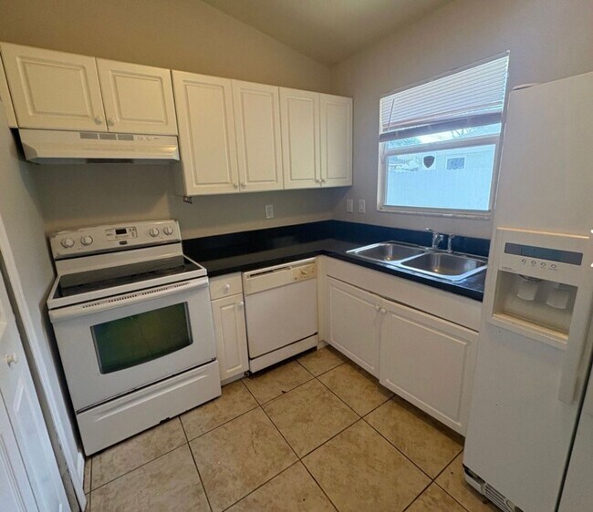 Foto del edificio - Charming 3-Bedroom, 2-Bath Single-Family Home Available Now!