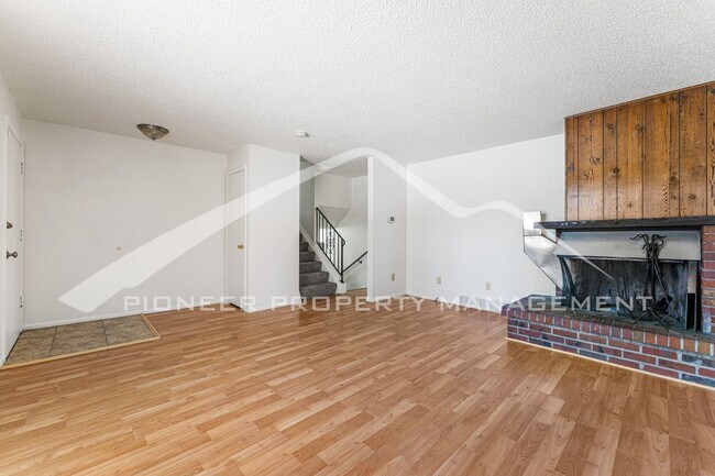 Foto del edificio - Large Duplex with Central AC and Fenced in...