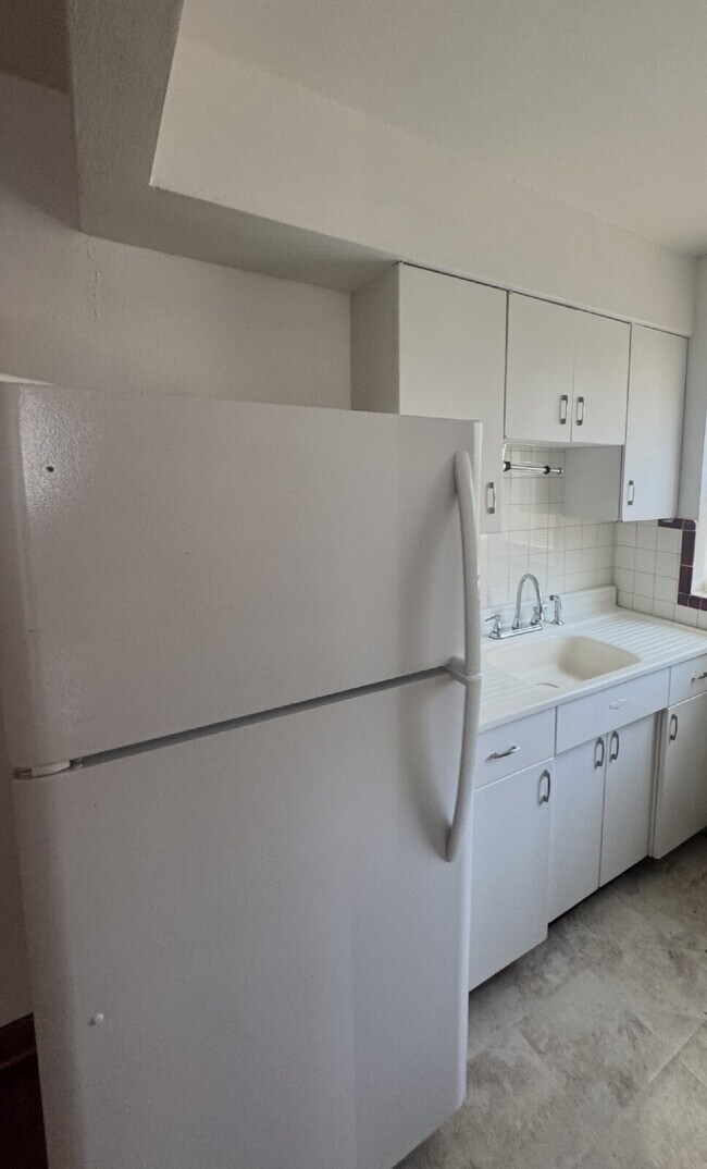 Foto del edificio - ** MOVE-IN SPECIAL. Half Off 1st Months Rent** 1.5-Bedroom Apartment with Bonus Room & Hardwood F...