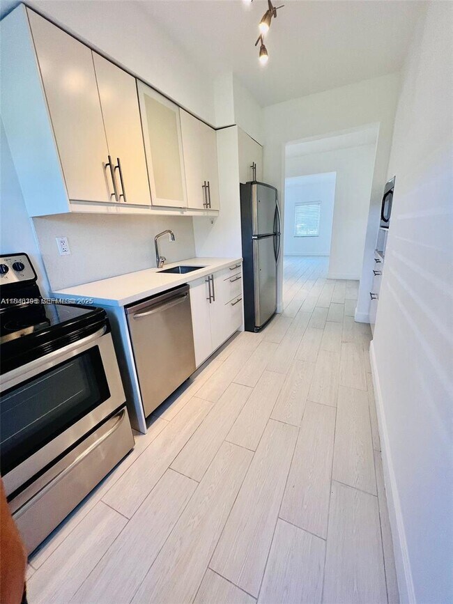 Building Photo - 125 S Shore Dr