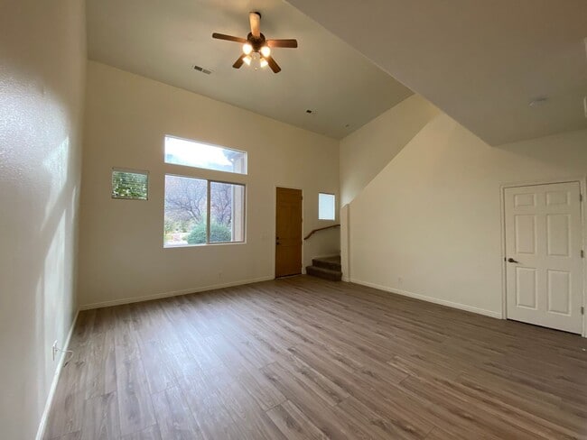 Building Photo - NEWLY RENOVATED SPACIOUS TOWNHOME!