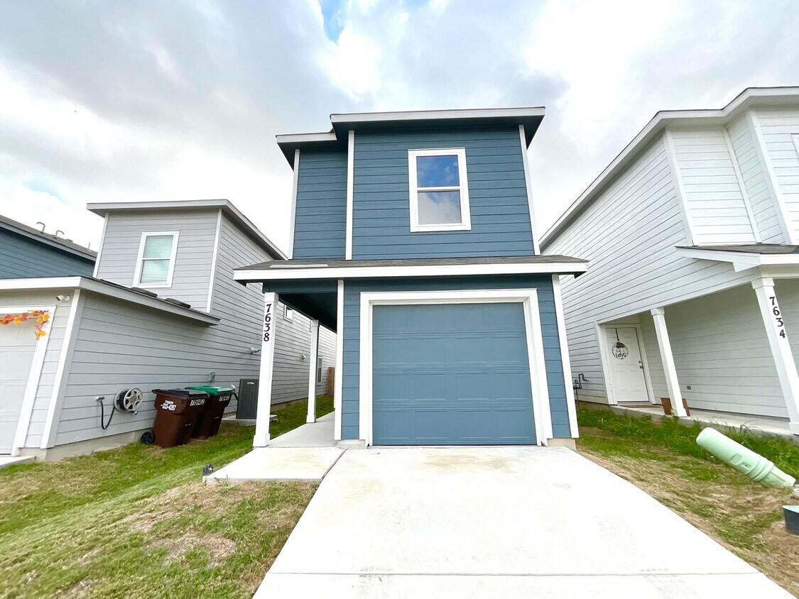 Modern 3-Bed, 2.5-Bath Home with Included Internet & Fenced Backyard in a Growing Community - Modern 3-Bed, 3-Bath Home with Included In...