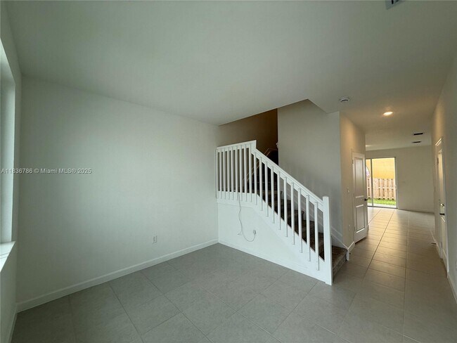 Building Photo - 726 SE 13th Ct