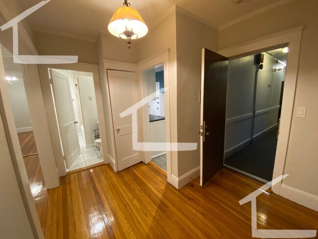 Foto del edificio - 9/1 No Fee! Sunny 3BR condo unit near Cleveland Circle!