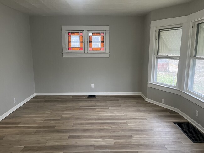 Foto del edificio - 102 N Greenmount Ave