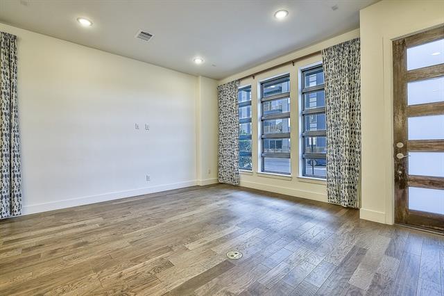 Foto del edificio - 8080 Ingram Dr