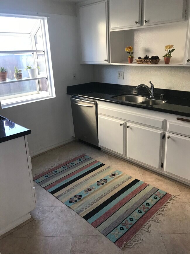 Kitchen w dishwasher - 3520 Maricopa St