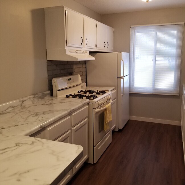kitchen - 10750 Rockford Rd
