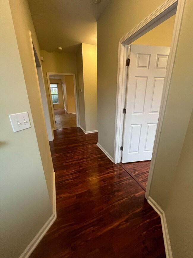 Building Photo - Beautiful 4-Bedroom 3 Bath Home with Neighborhood Pool!