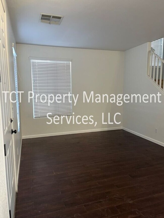 Building Photo - Great Three Bedroom Home in Pecos Manor!