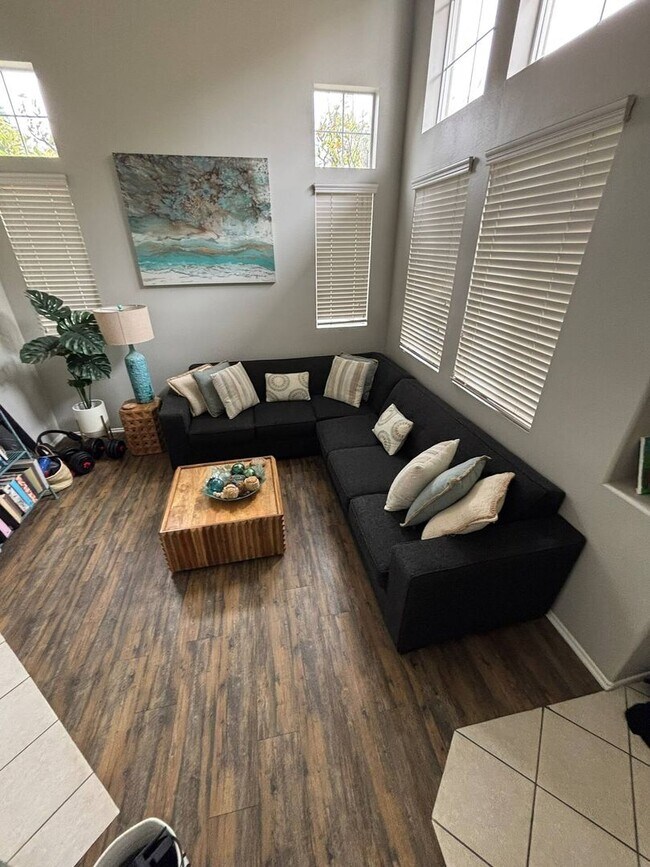 Building Photo - 3 BD/ 2.5 BA SHORT-TERM FURNISHED TOWNHOME...