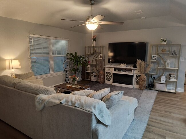 Foto del edificio - BEAUTIFUL 3 Bedroom Home UNFURNISHED