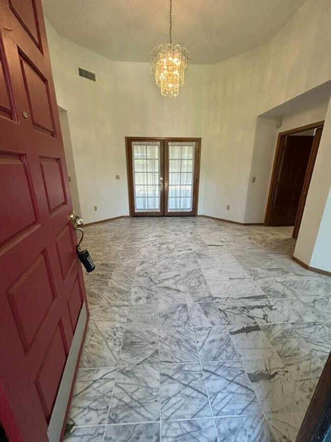 Foto del edificio - 3 Bedroom 2 Bathroom with a Bonus Room and Pool in the El Diamante School District!