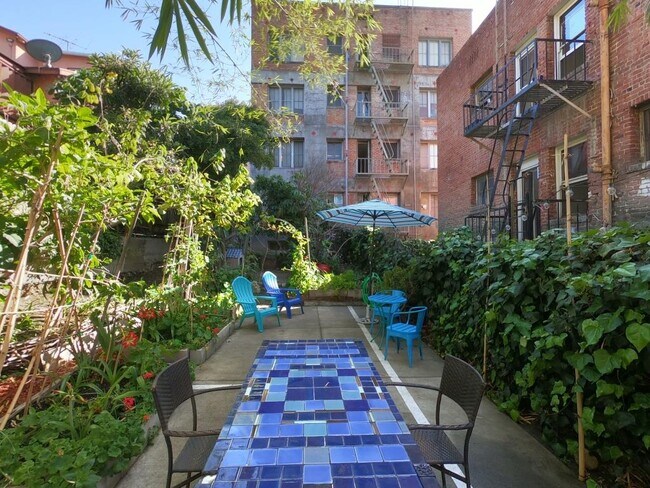 Building Photo - 532 S Coronado St