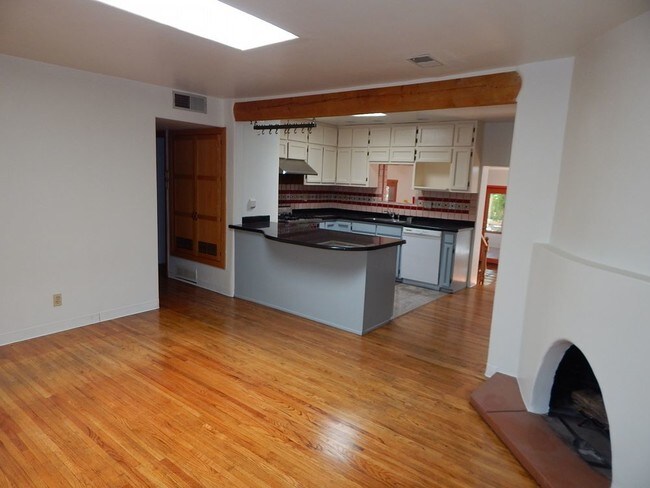 Building Photo - 914 Rio Vista