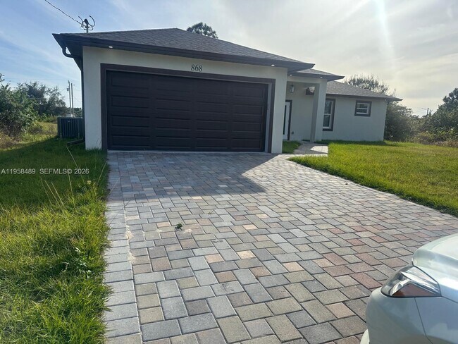 Foto del edificio - 868 Cervantes St E