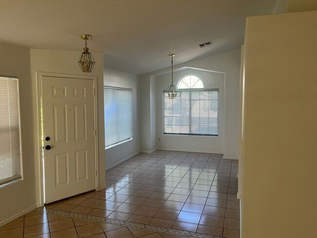 Foto del edificio - 13225 W Desert Ln