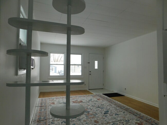 Building Photo - 33 Hawthorne Ln