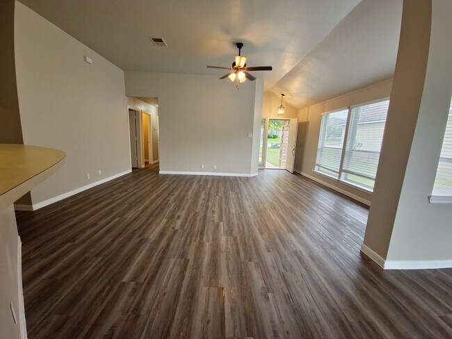 Building Photo - Charming 4 Bedroom Home