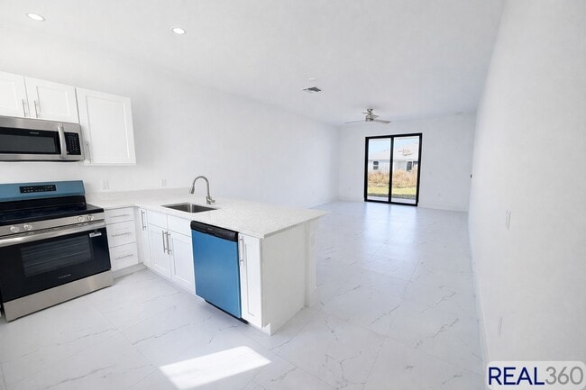 Building Photo - 828-830 Holmes Ave