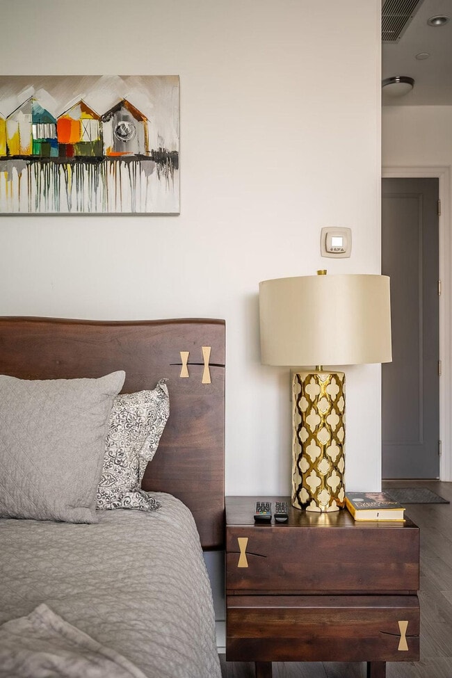 Building Photo - 155 Yorkville Ave