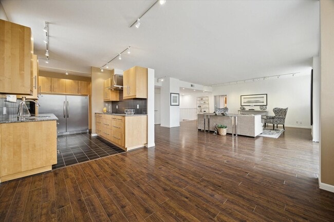 Building Photo - 21 E Briar Hollow Ln