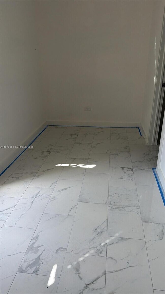 Building Photo - 1375 NE 135th St