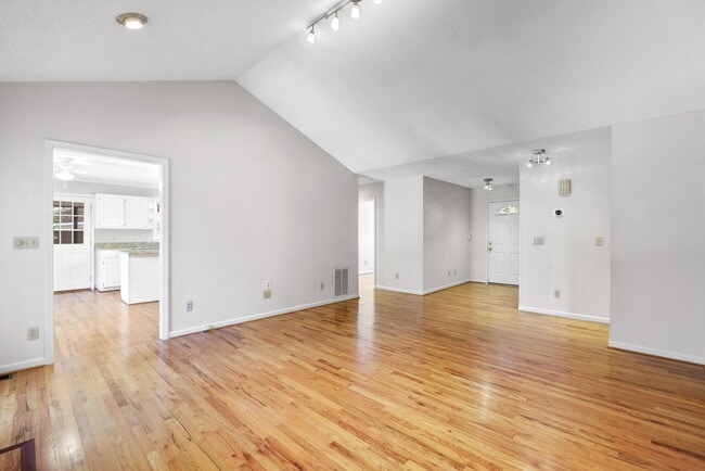 Building Photo - Beautiful Home in Greer Country Club Estates W/Bonus Room