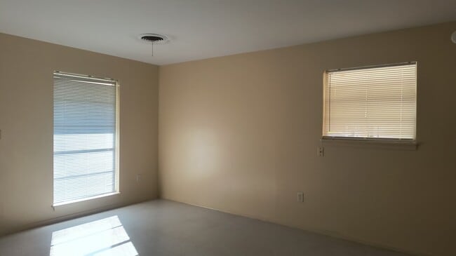 Building Photo - 1002 Bloomfield Dr