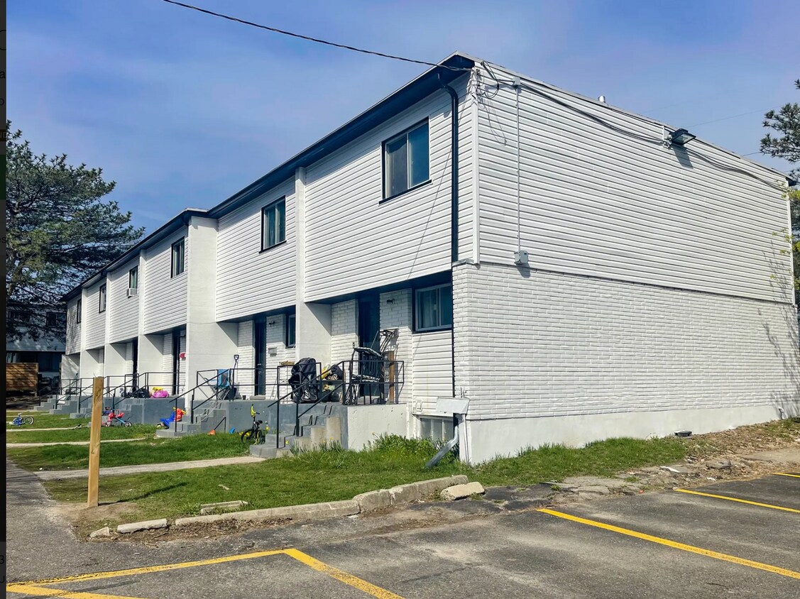 Building Photo - Sunnydale Towns