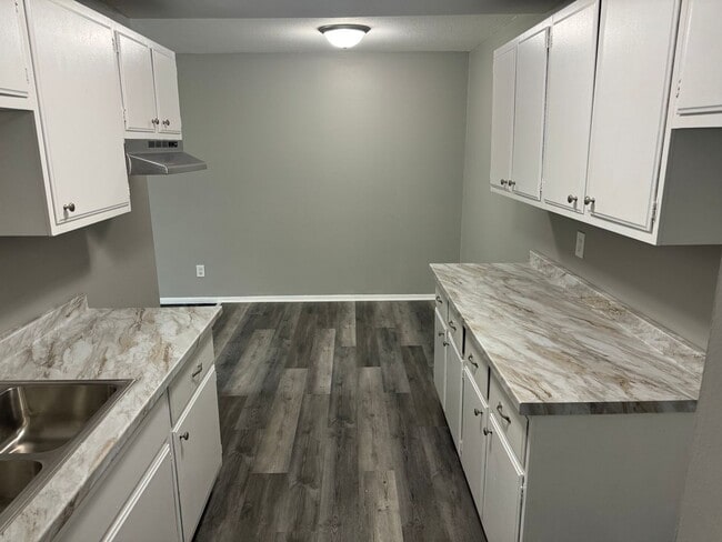 Building Photo - 1315 N Dowling Ave