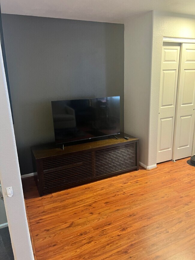 Foto del edificio - Beautiful townhome is Crown Point II!