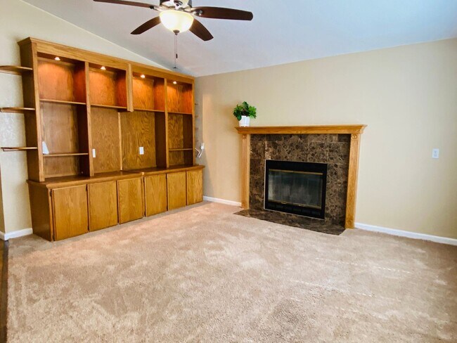 Foto del edificio - AVAILABLE NOW!!