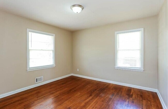 Foto del edificio - 2122 Cherry Ln