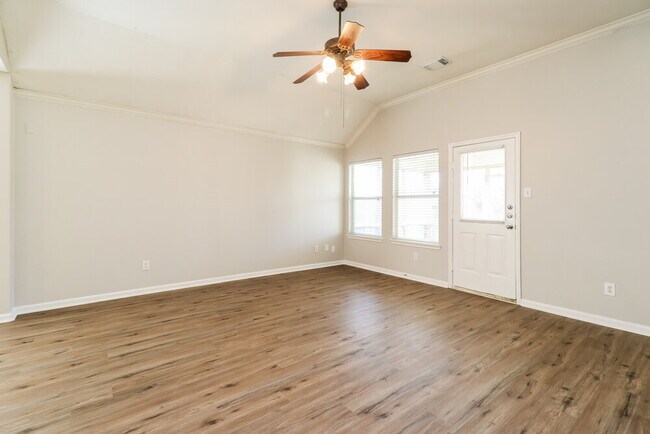 Foto del edificio - 5111 Rustling Branch Ln