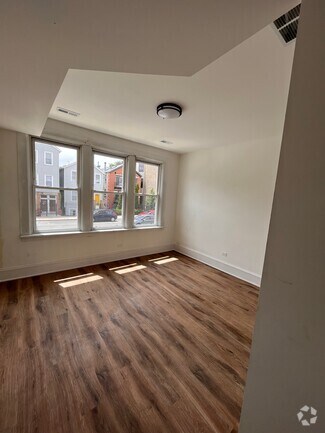 Building Photo - 1518 W Augusta Blvd