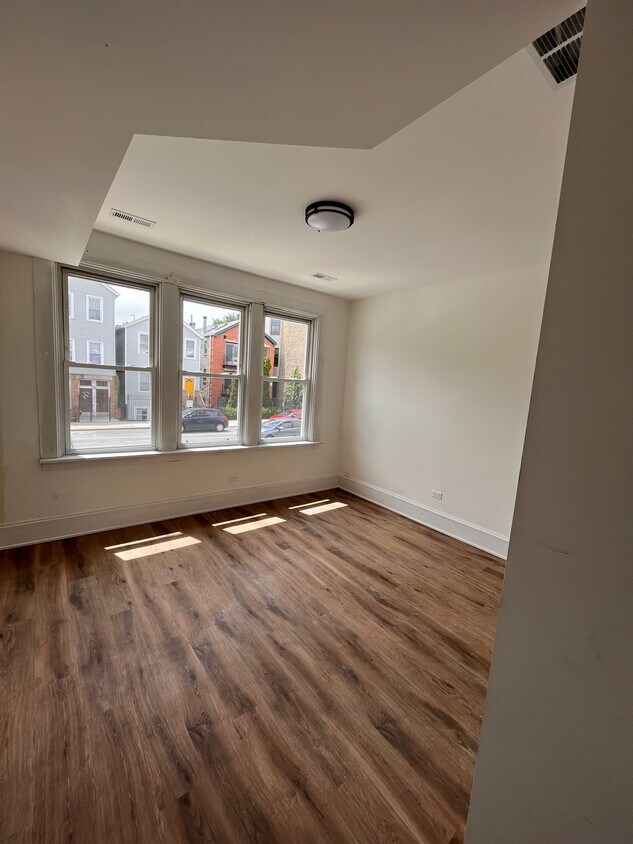 Bedroom 1 - 1518 W Augusta Blvd