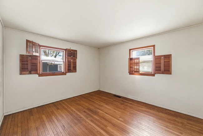 Building Photo - 231 Schilling St