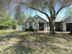 Building Photo - 2701 Fountainview Dr