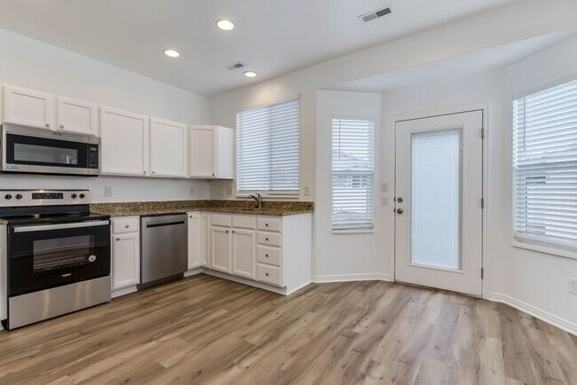 Building Photo - Amazing Single Family Home for Rent in Nor...
