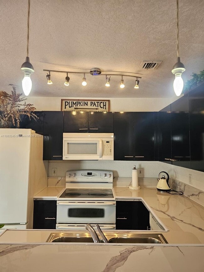 Building Photo - 126 Hidden Ct Rd