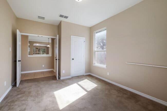 Foto del edificio - APPLICATION RECEIVED        4 Bedroom 2.5 Bath Ready for Move-in