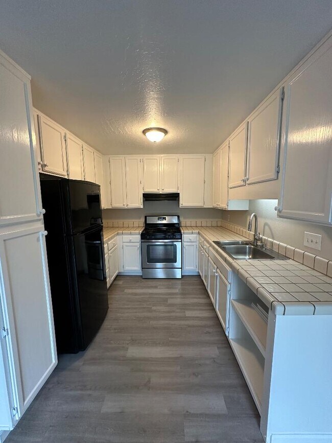 Building Photo - 256 Green Meadow Dr