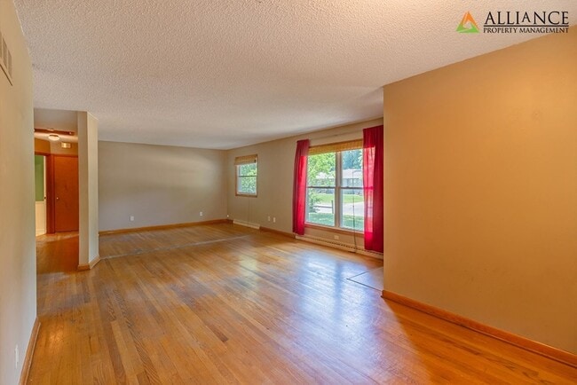 Building Photo - 1526 Jarvis Dr