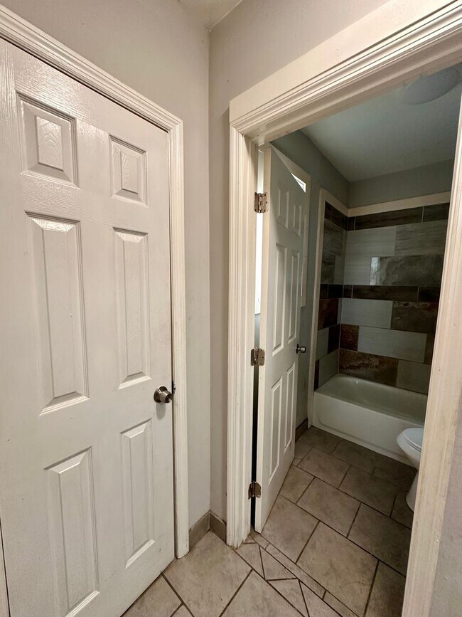 Building Photo - 3721/3727 Ogg Ave Brunswick