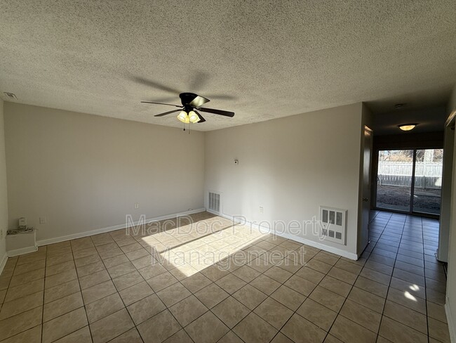 Foto del edificio - 733 Bellows Ave