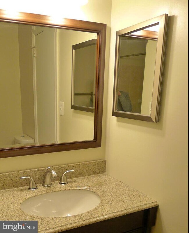 Building Photo - 7404 Beverly Manor Dr