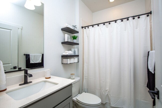 Foto del edificio - Single Family Home for Rent in Desirable L...